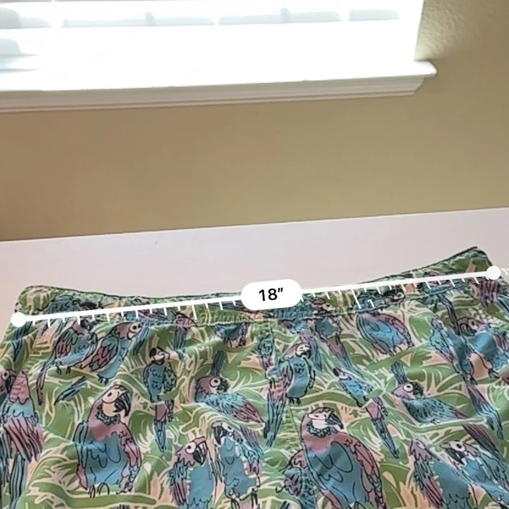 Vineyard Vines AOP Men Parrot Print Swim Trunks Size Med Board Shorts Summer